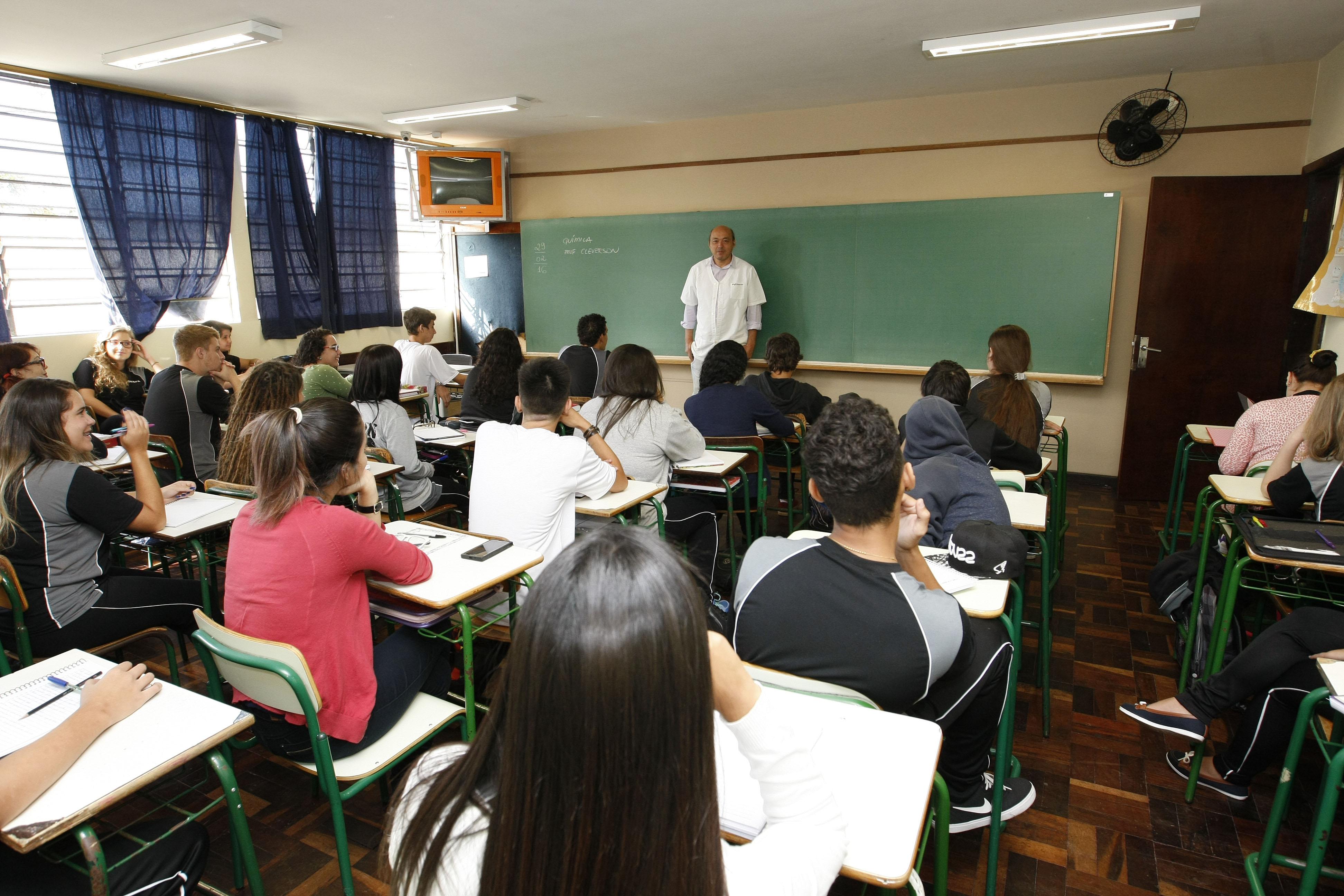 Professores da rede pública têm mais benefícios do que os da rede