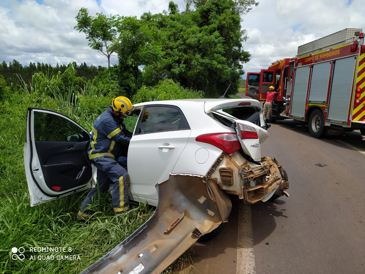 Colisão traseira entre caminhão e carro deixa uma mulher ferida na PR