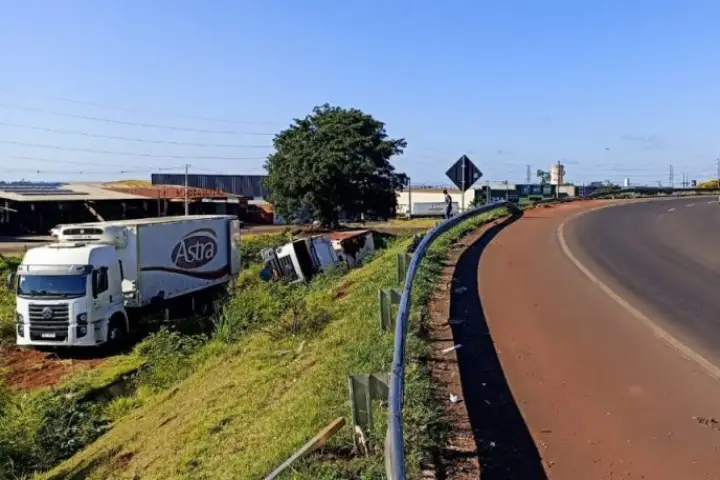 Caminh O R Mil Em Carnes Tomba Na Pr Em Maring Tribuna