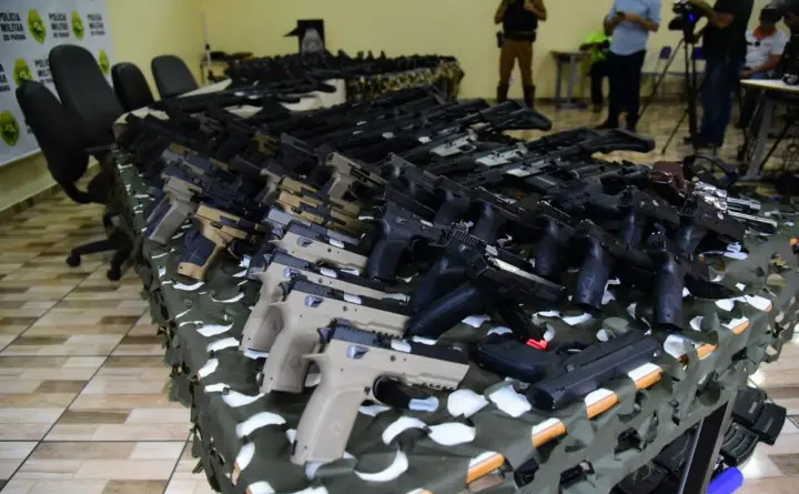 Pistolas, fuzis, espingardas e munições estavam escondidas em cargas de  arroz 