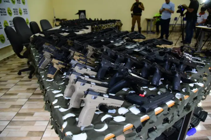 Arsenal: 5 armas e quase 6.500 munições são apreendidas em casa no Paraná -  RIC Mais