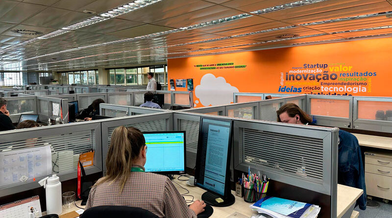 Pessoas trabalhando em escritorio de inovação do governo do Paraná